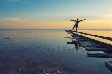 Güzel gün batımı tuzlu gölde