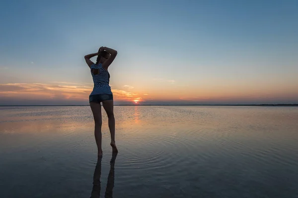 Coucher de soleil beauté sur le lac salé — Photo