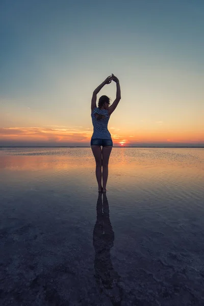 Coucher de soleil beauté sur le lac salé — Photo