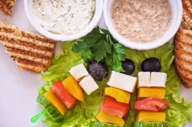 Peynirli sebze ve zeytin sopa ile tost