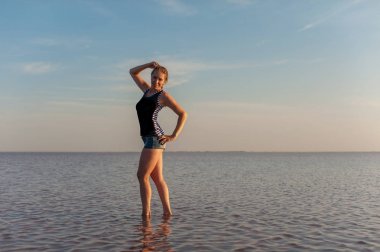 Güzel gün batımı tuzlu gölde