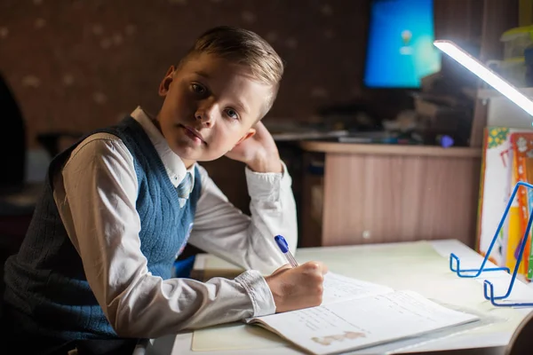 Pupilo chico hace su tarea — Foto de Stock