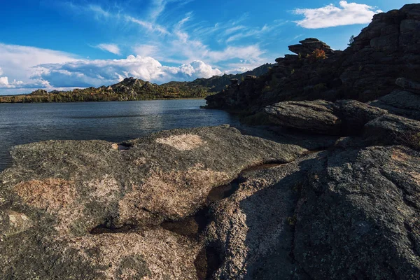 Belleza vista en el lago Kolyvan — Foto de Stock