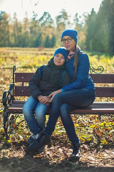 Mãe e filho no parque de outono — Fotografia de Stock