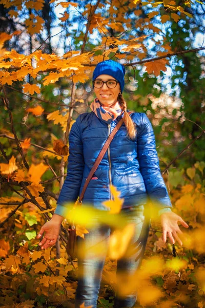 Beauty woman at autumn park — Stock Photo, Image