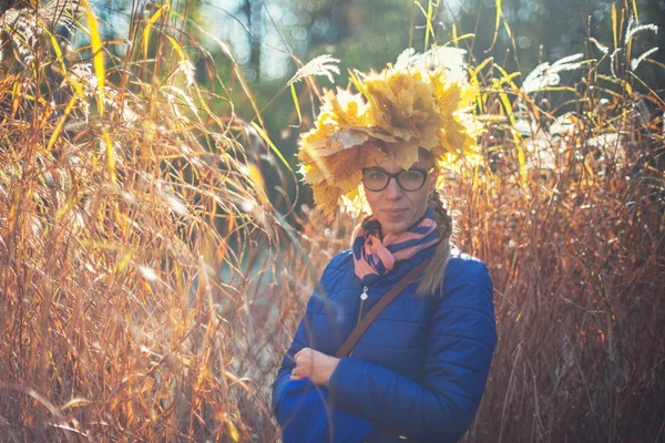 Beauty woman at autumn park — Stock Photo, Image