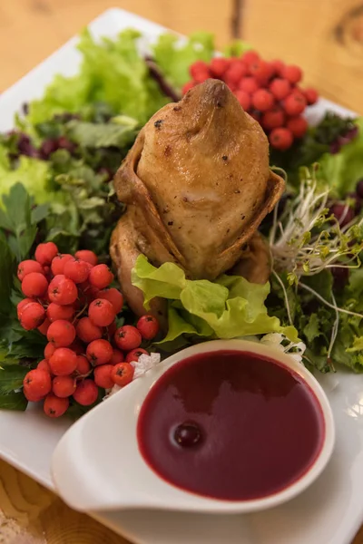 Codorniz asado con salsa de arándanos agridulces — Foto de Stock