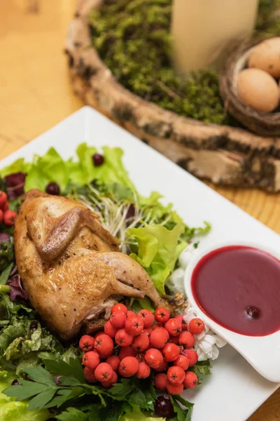 Tatlı ve ekşi kızılcık sosu ile kavrulmuş bıldırcın — Stok fotoğraf