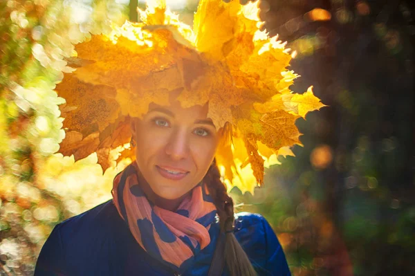 Beauty woman at autumn park — Stock Photo, Image