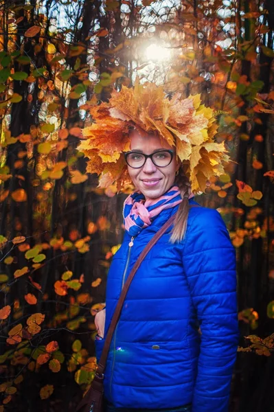 Beauty woman at autumn park — Stock Photo, Image