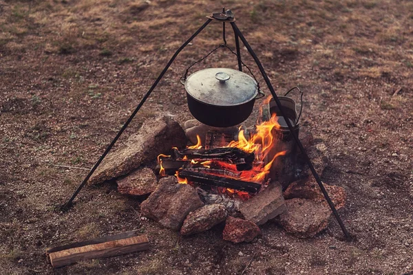 キャンプファイヤー上の食糧を準備します。 — ストック写真