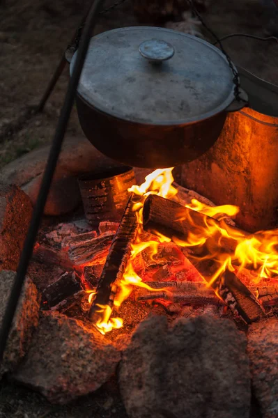 Preparing food on campfire — Stock Photo, Image