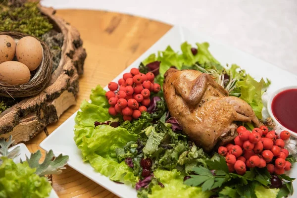 Wachteln gebraten mit süß-saurer Preiselbeersoße — Stockfoto