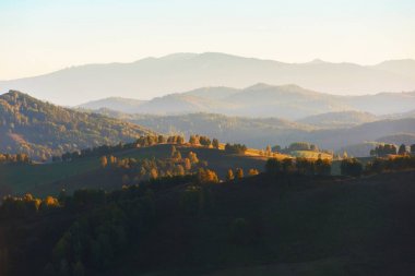 Dağlarda şafak söküyor