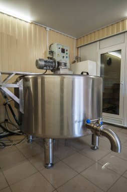 Peynir üretimi süt çiftliğinde