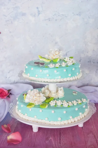Весільний торт з квітами — стокове фото