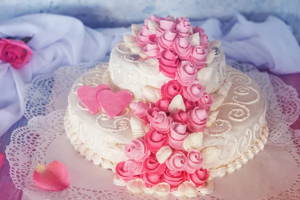 Gâteau de mariage avec des fleurs — Photo