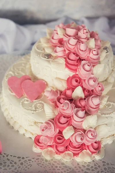 Torta nuziale con fiori — Foto Stock