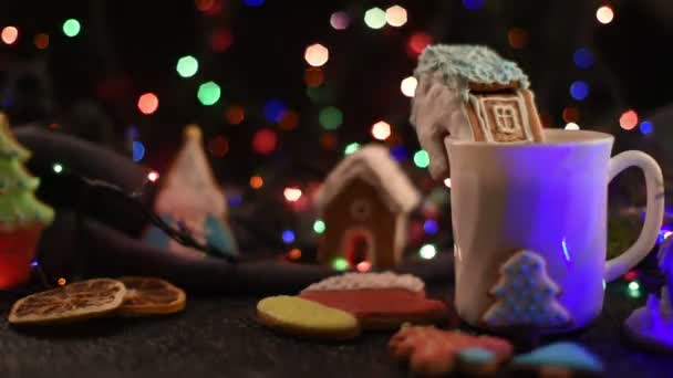 Julkakor och kopp te — Stockvideo