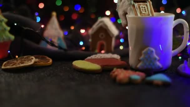 Ciasteczka świąteczne i filiżankę herbaty — Wideo stockowe