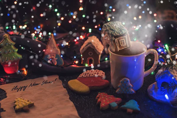 クリスマスのクッキーと紅茶 1 杯 — ストック写真