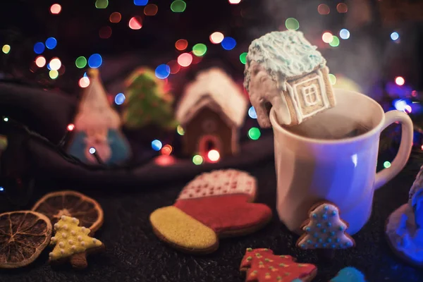 クリスマスのクッキーと紅茶 1 杯 — ストック写真