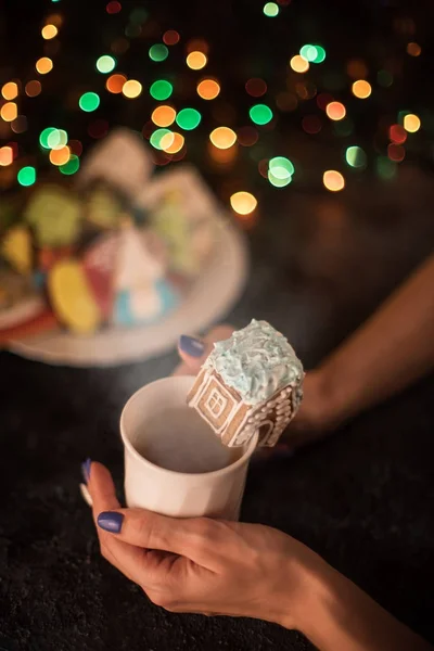 Μπισκότα Χριστουγέννων και φλιτζάνι τσάι — Φωτογραφία Αρχείου