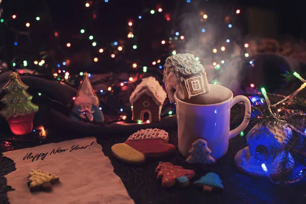 Weihnachtsplätzchen und Tasse Tee — Stockfoto