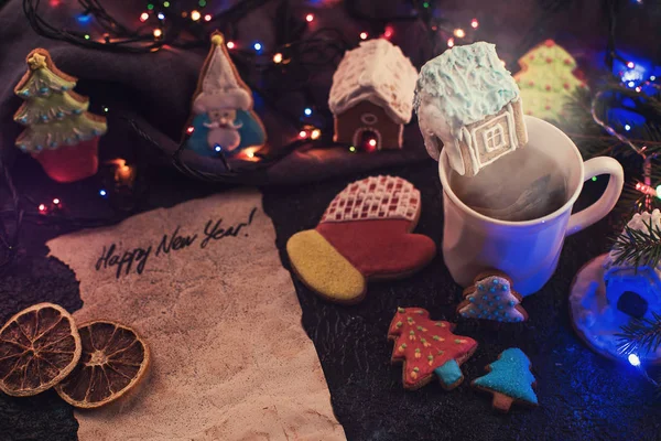 Biscoitos de Natal e xícara de chá — Fotografia de Stock