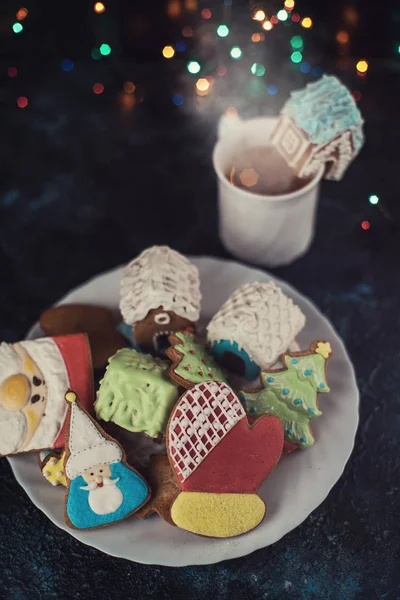 Vánoční cukroví a šálek čaje — Stock fotografie