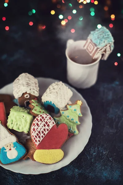 Vánoční cukroví a šálek čaje — Stock fotografie
