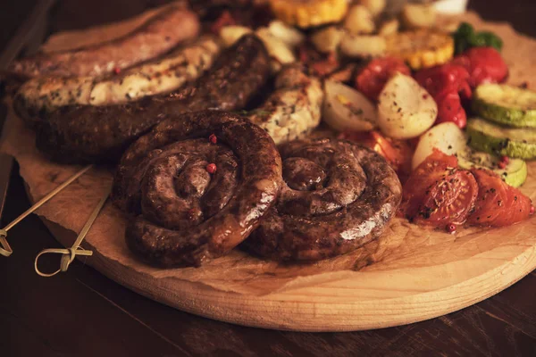 Embutidos a la parrilla con verduras —  Fotos de Stock