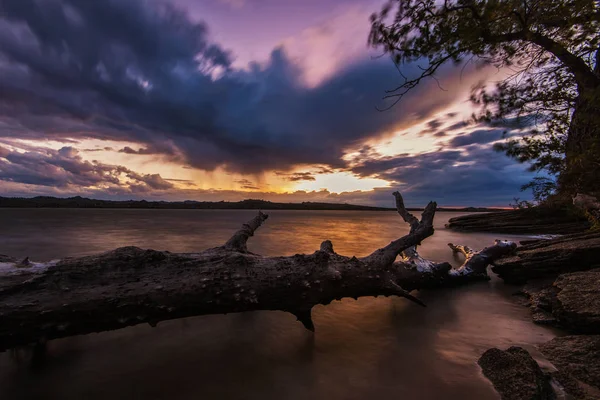 Paisaje con puesta de sol y enganche — Foto de Stock