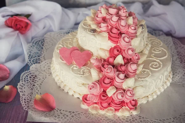 Gâteau de mariage avec des fleurs — Photo