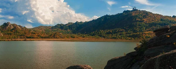 Vista de beleza no lago Kolyvan — Fotografia de Stock