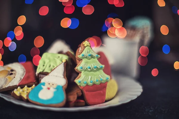 Biscoitos de Natal e xícara de chá — Fotografia de Stock