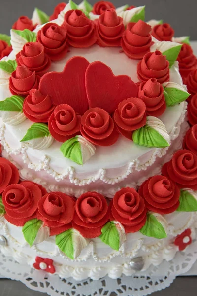 เค้กแต่งงานกับดอกไม้ — ภาพถ่ายสต็อก