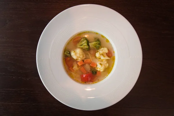 Leichte Suppe mit frischem Gemüse — Stockfoto