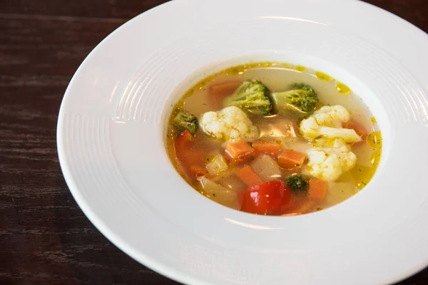 Sopa ligera de verduras frescas —  Fotos de Stock