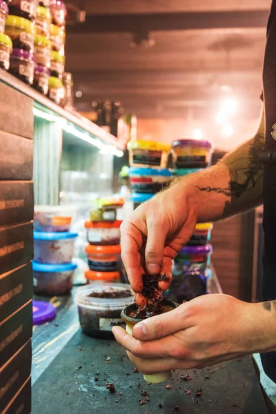 Shisha-waterpijp voorbereiden door barman. — Stockfoto