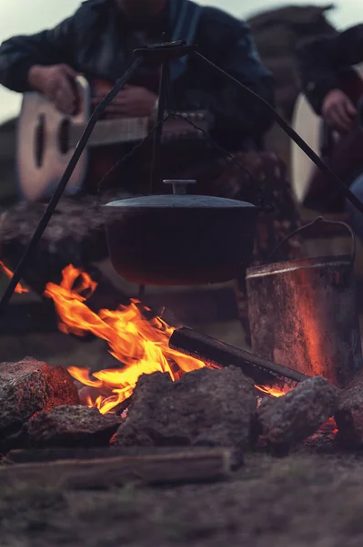 Guitare près du feu de camp — Photo