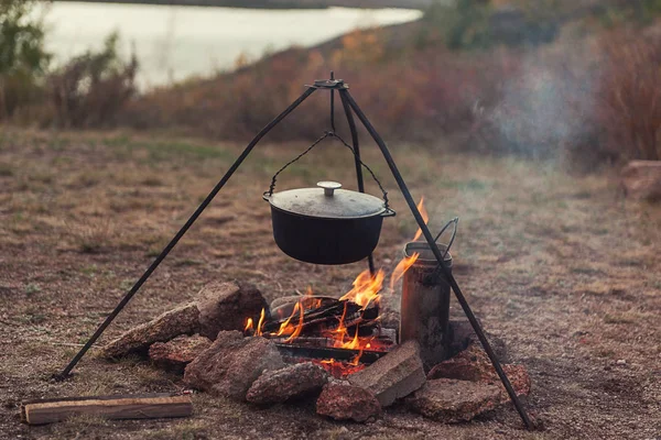 Preparing food on campfire — Stock Photo, Image