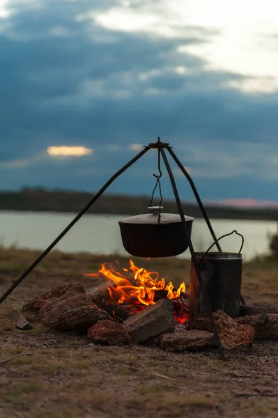 Preparing food on campfire — Stock Photo, Image