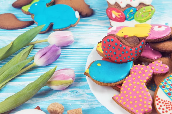 Tulips and gingerbread cookies — Stock Photo, Image