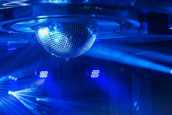 Disco bal met heldere stralen — Stockfoto