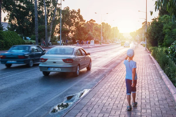 Rapaz a andar — Fotografia de Stock