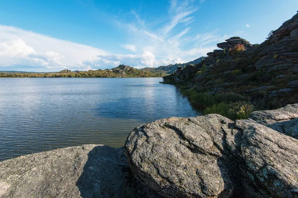 Vista de beleza no lago Kolyvan — Fotografia de Stock