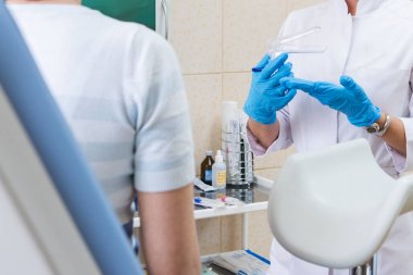 jinekolog doktor hasta kabul eder.