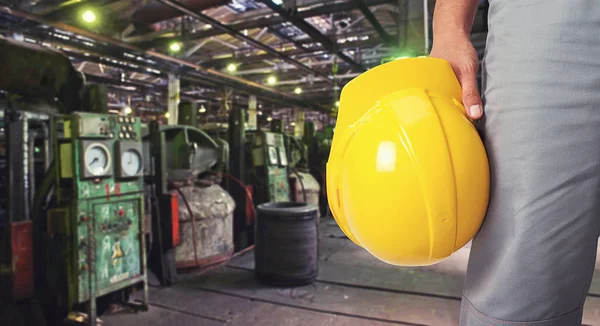 Trabajador con casco de seguridad —  Fotos de Stock