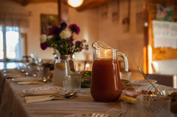 Tavolo decorato con brocca di succo — Foto Stock